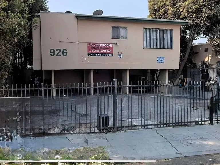 926 W 84th St — Photo 16