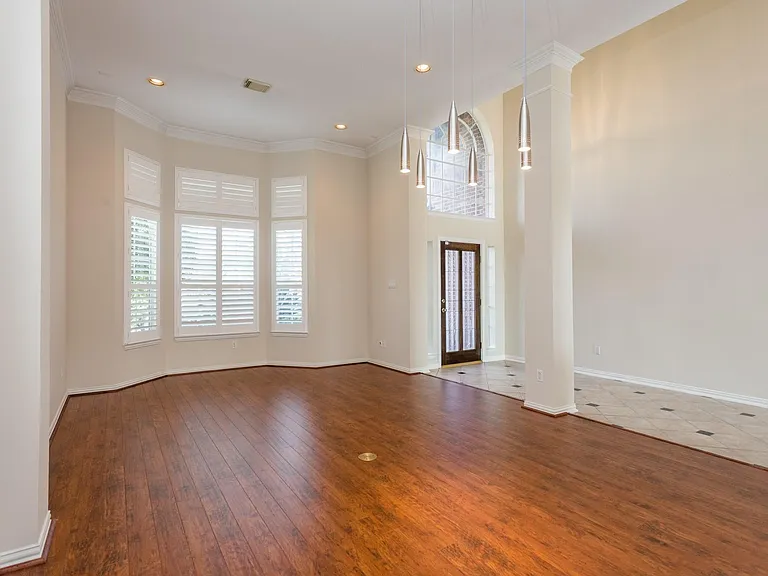 10026 Lakeside Gables Dr — Photo 4