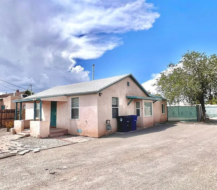 615 Candelaria Rd NW
