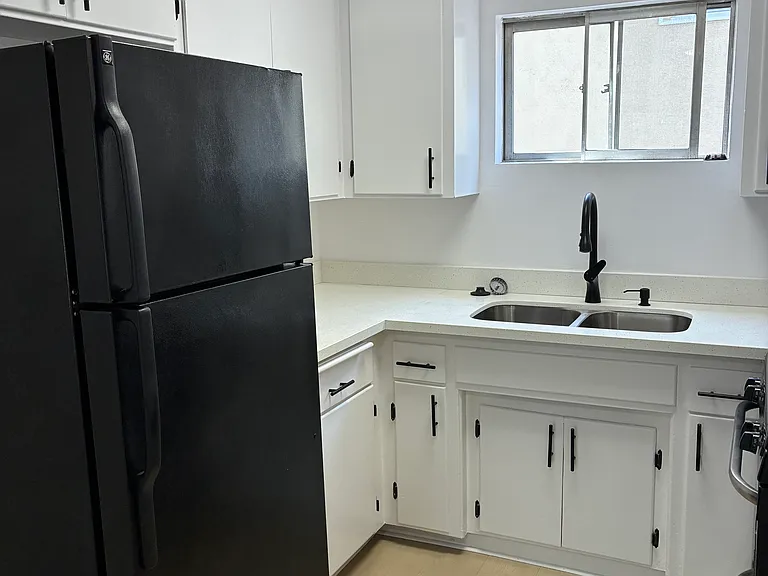 1250 N Kingsley Dr #104 — Photo 4