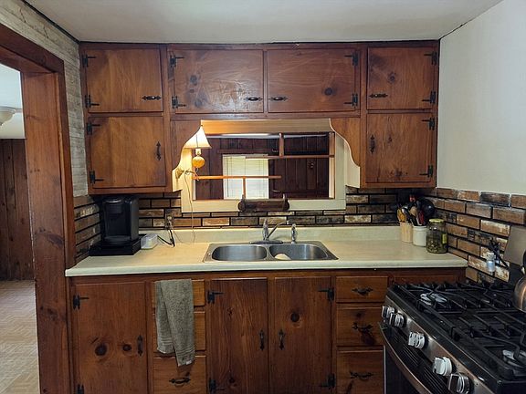 3rd image of 276 Pine St