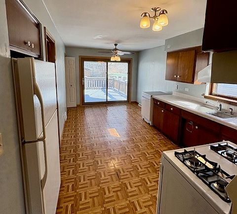 4th image of 2832 W 98th Pl