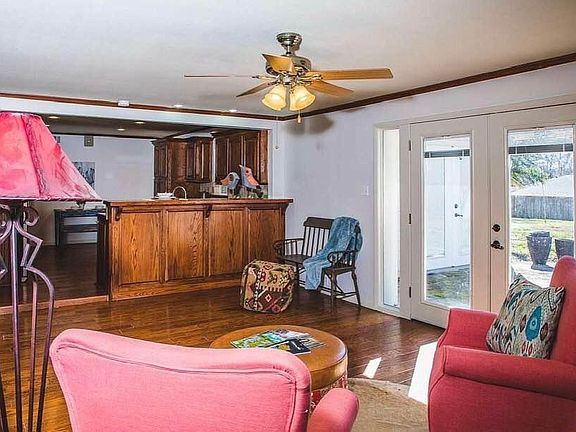 3rd image of 703 Sherwood Dr
