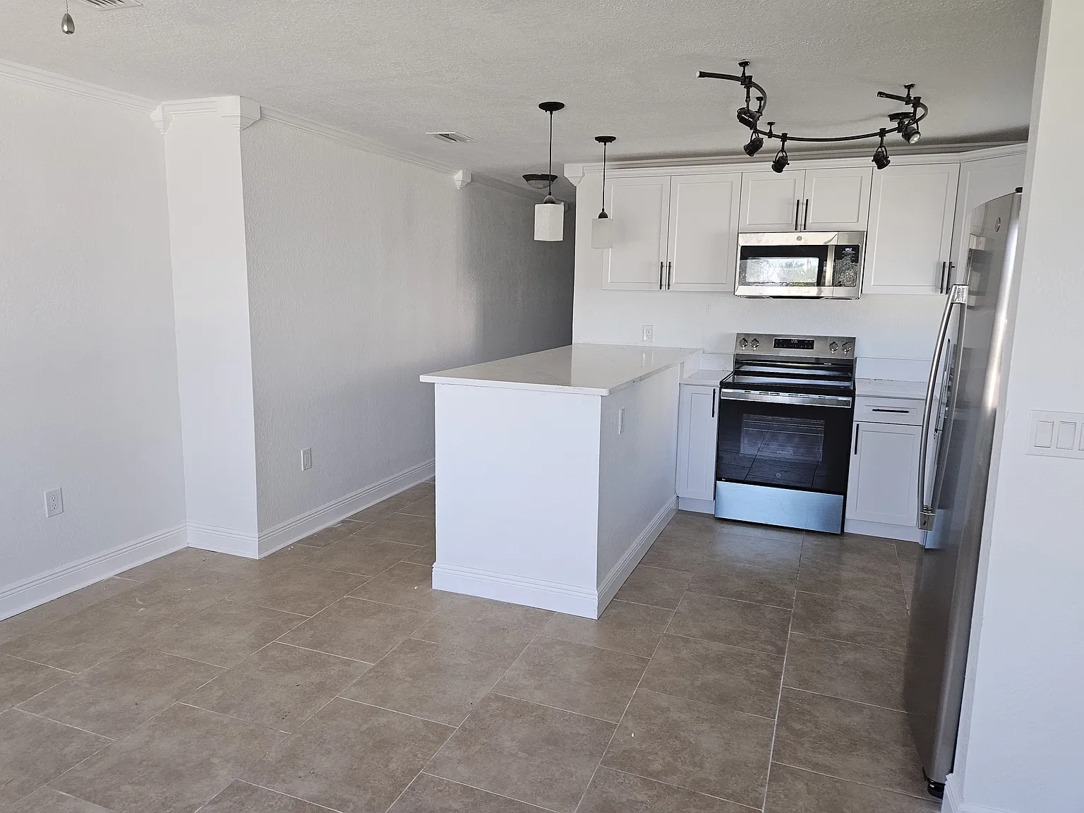 2 bed, 850 sqft, $2,250 — Photo 2