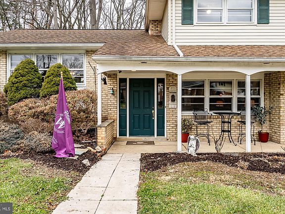 3rd image of 19 Alcott Dr