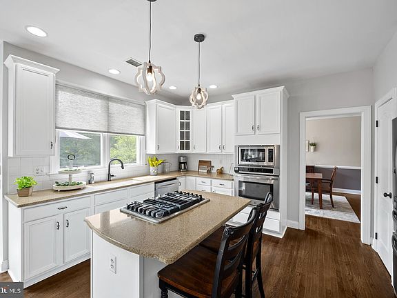 2nd image of 20 Garland Ct