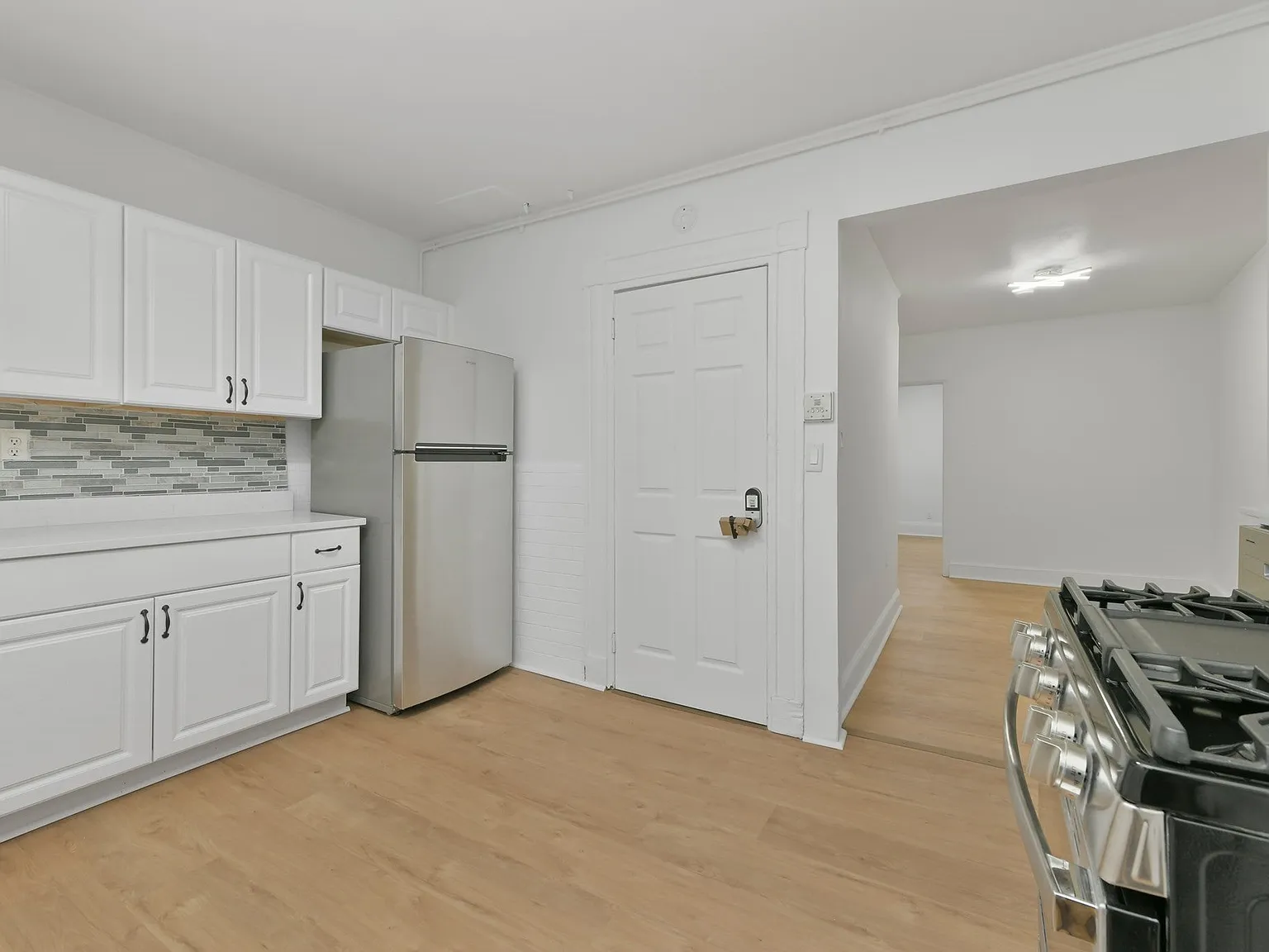 2 bed, 700 sqft, $3,500 — Photo 2