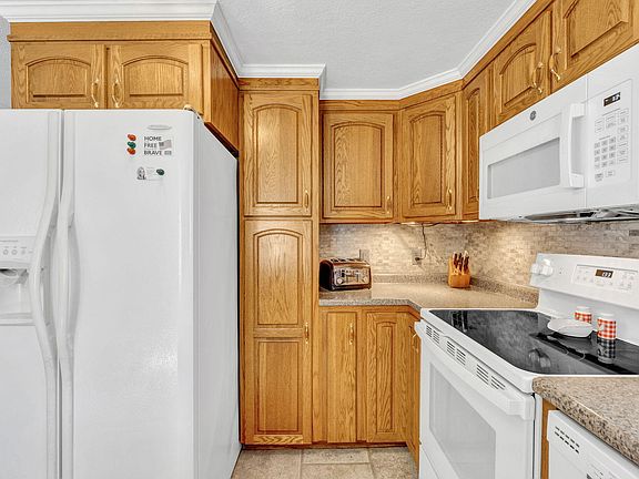 5th image of 735 N Main