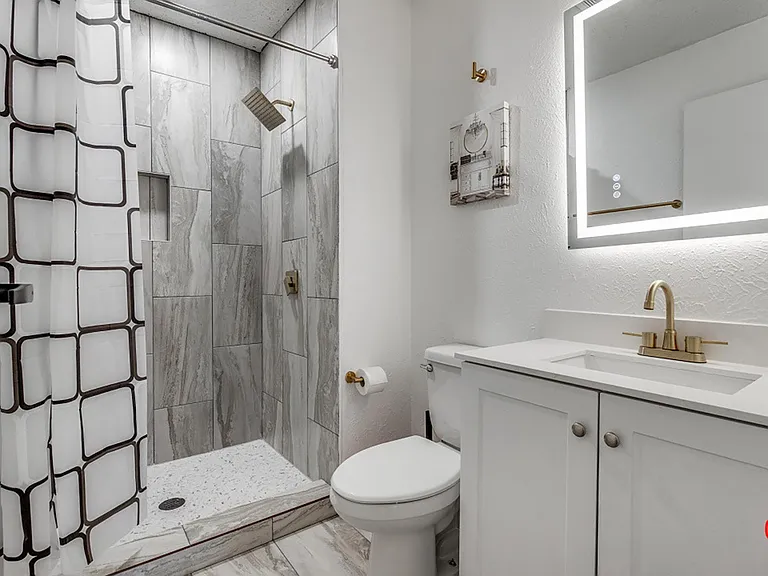 Full Private Bath for Room O