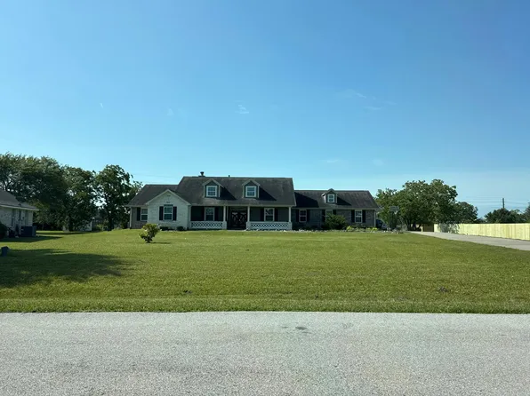 10126 Travis Ln, Mont Belvieu, TX 77523