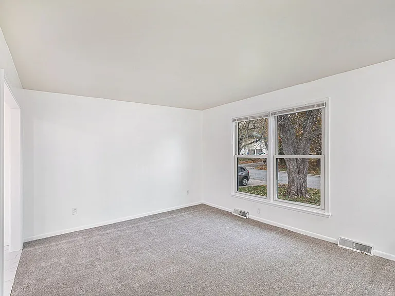 1208 S Mayview Ave — Photo 7