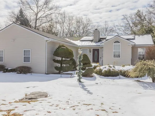 1 Cara Dr, Lincoln, RI 02865