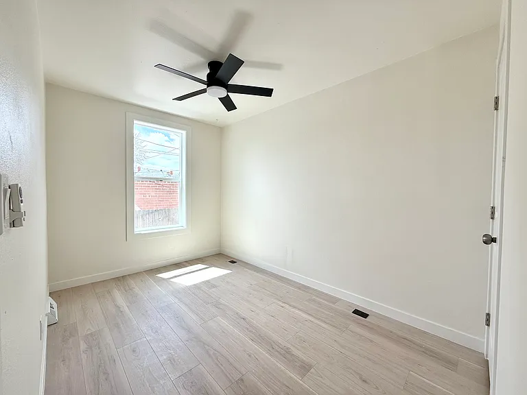 708 E Dakota Ave — Photo 14