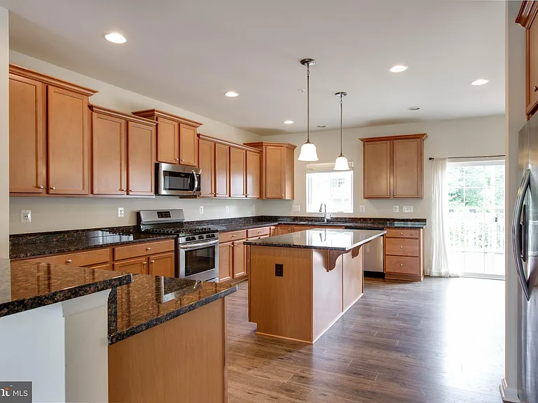 1022 Linden Dr — Photo 13