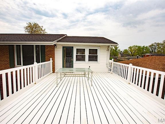 5th image of 20 Fontainebleau Dr