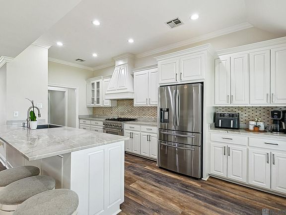 3rd image of 104 Oak Arbor Dr