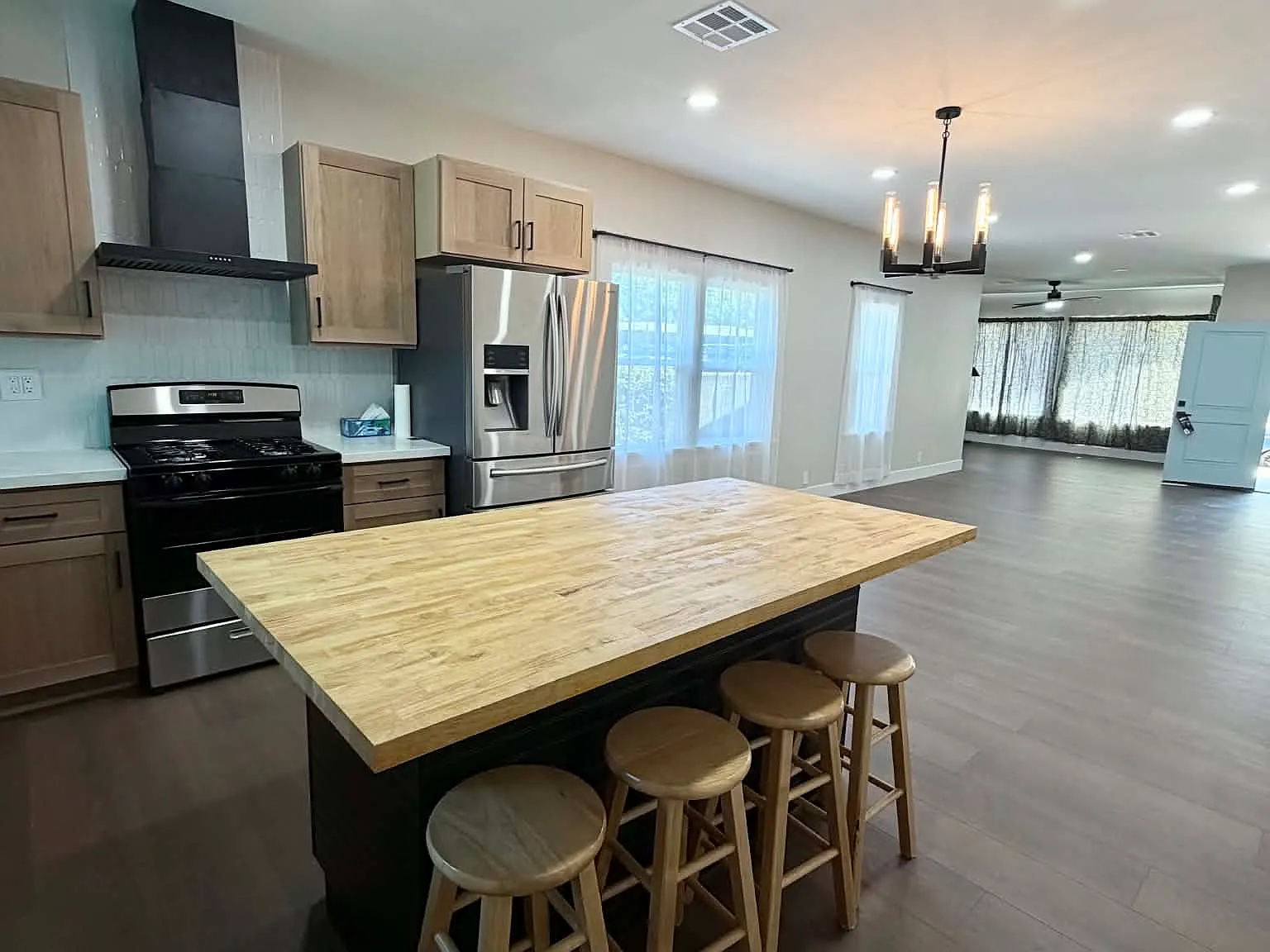 3 bed, 1370 sqft, $2,400 — Photo 3