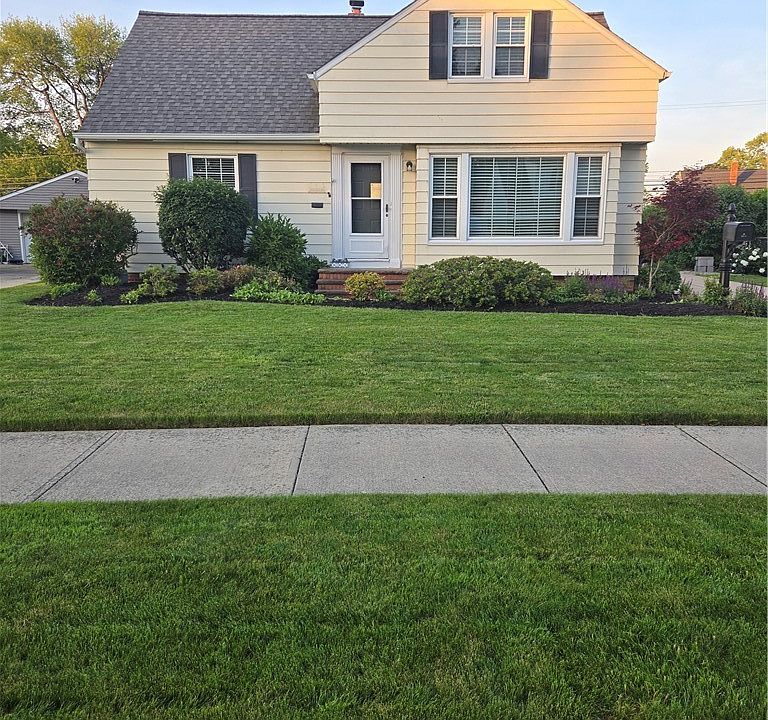 1st image of 561 Crescent Dr