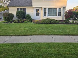 561 Crescent Dr, Eastlake, OH 44095