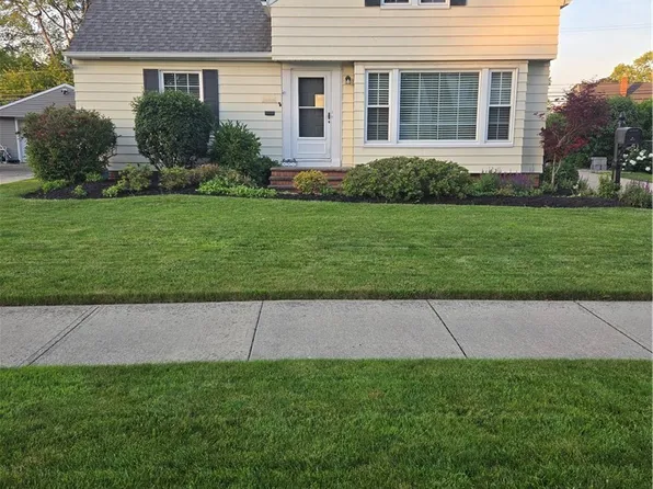 561 Crescent Dr, Eastlake, OH 44095