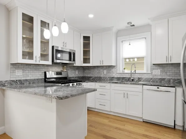 28 Beecher Pl #B, Newton, MA 02459