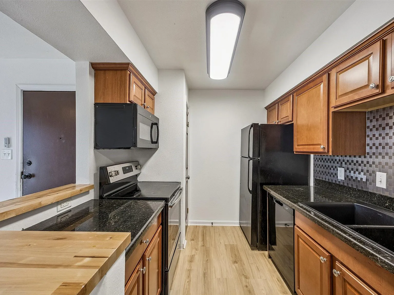 1 bed, 1.0 bath, 677 sqft, $1,000 — Photo 3