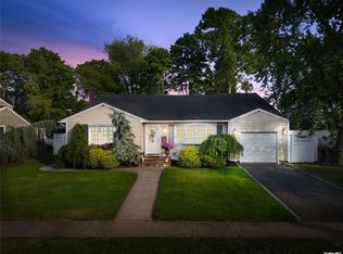 12 Chyam St, North Babylon, NY 11703