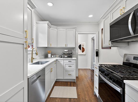 5th image of 320 Chalmers St
