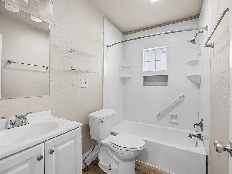1406 E 27th Ct — Photo 3