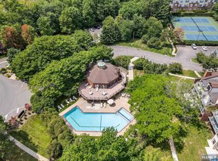 16 Sandburg Ct, Teaneck, NJ 07666