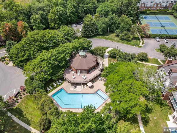 16 Sandburg Ct, Teaneck, NJ 07666