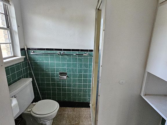 3rd image of 609 Brewer St