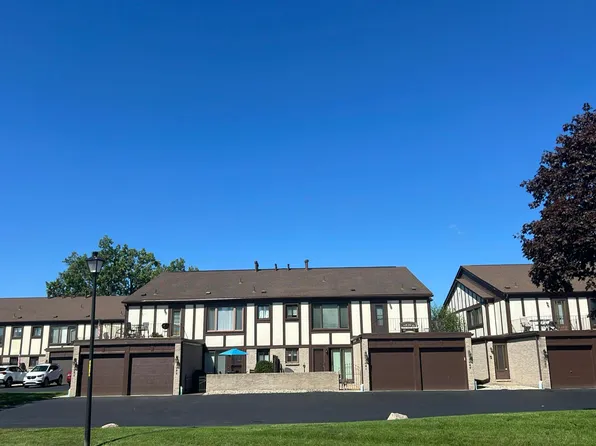 1091 Country Club Dr, Saint Clair Shores, MI 48082