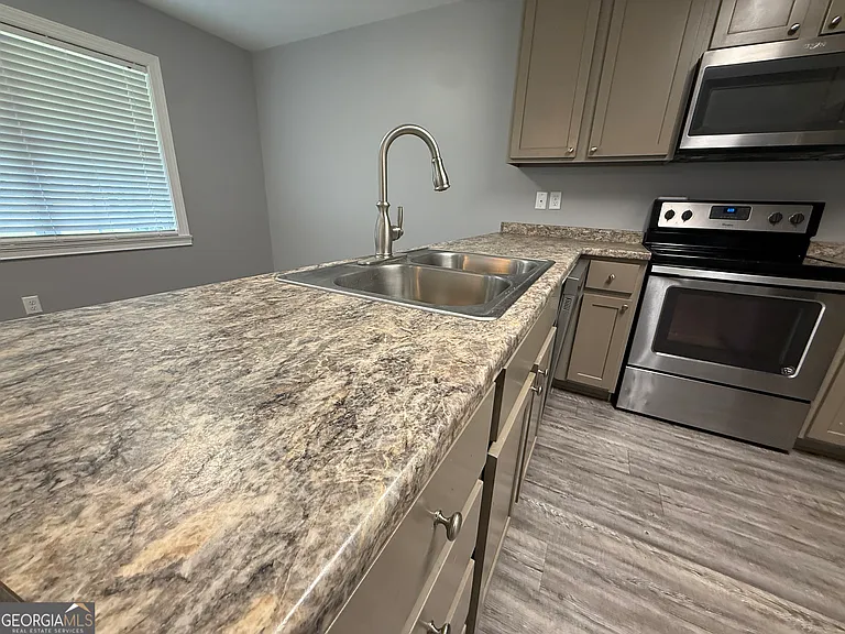 136 Trinity Rd — Photo 21