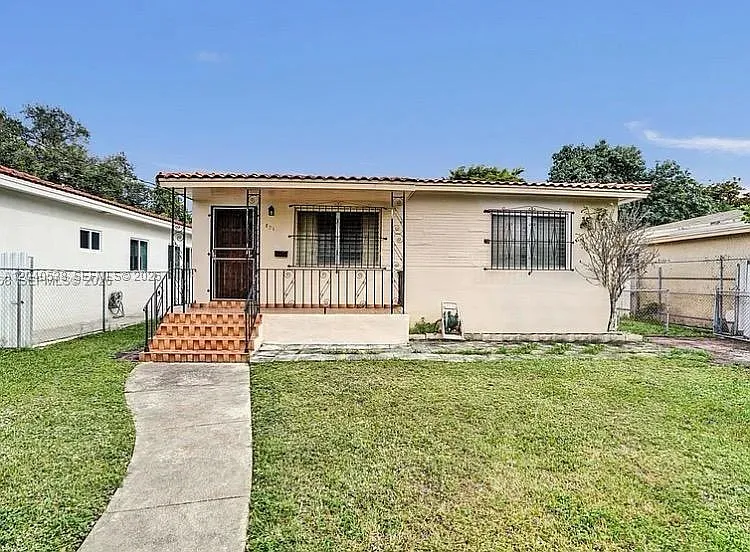 831 NW 21st Ct — Photo 3