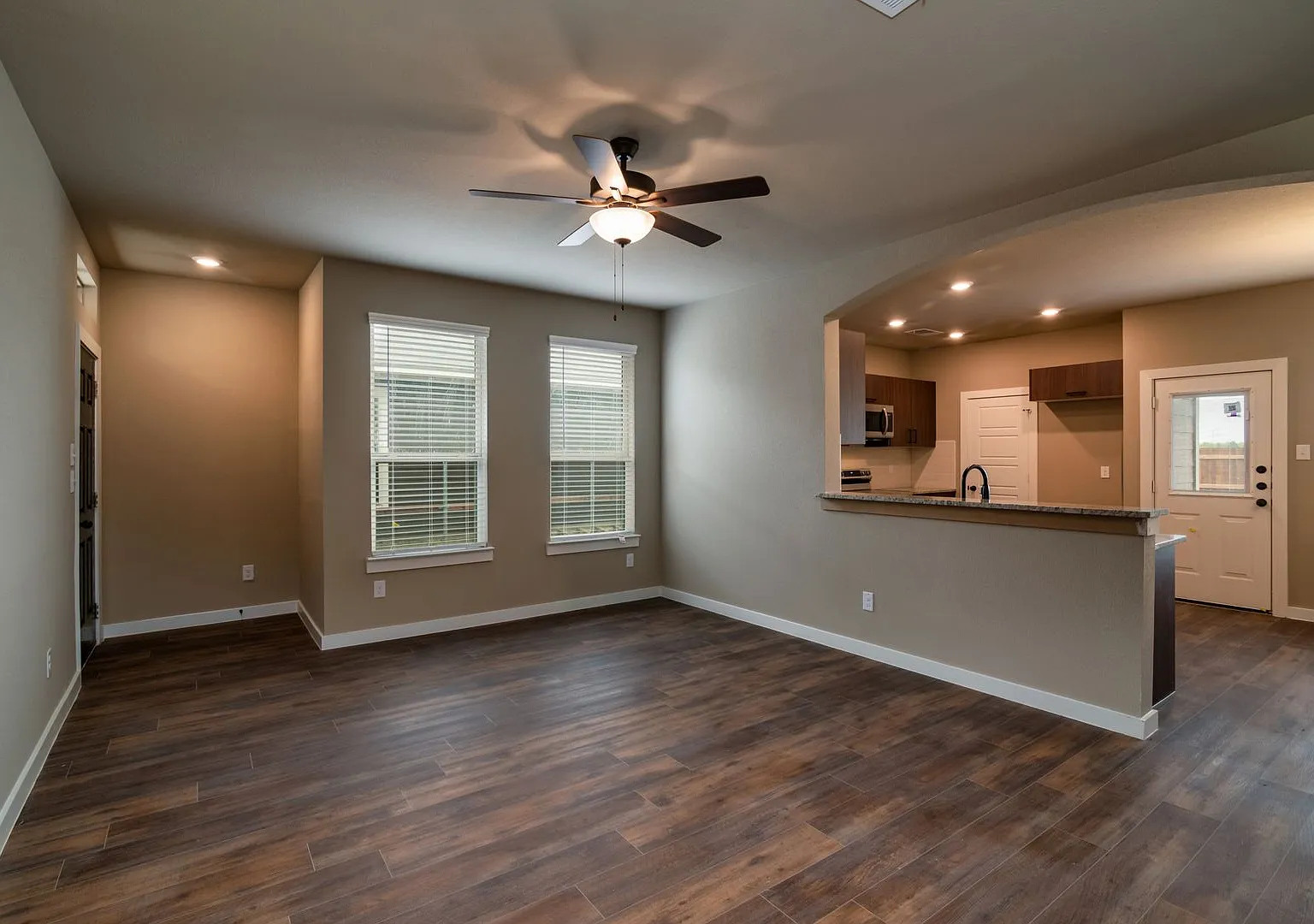 Gorgeous 3 Bedroom 2.5 Bath Duplex Located In Midlothian Isd! — Photo 2