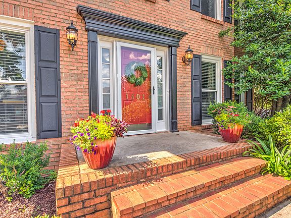 2nd image of 1301 Amblewinds Ln