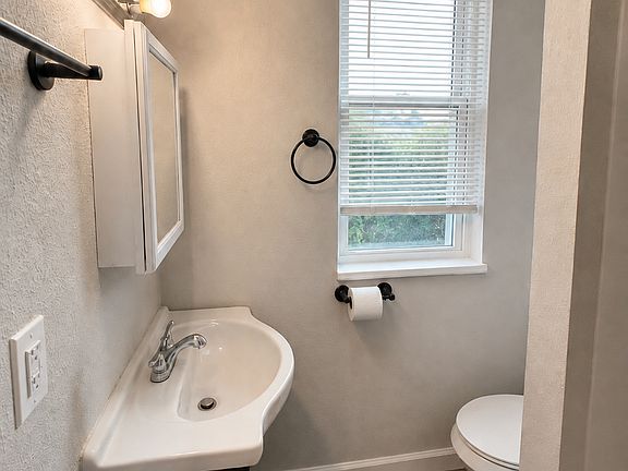 4th image of 525-529 Farnsworth St #525