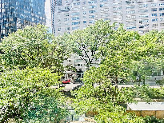 3rd image of 140 W 69th St APT 33A