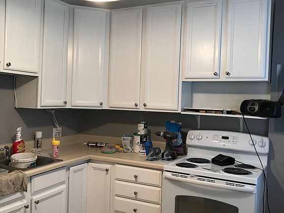 Kitchen 9' x 9' with 8' x 4' hallway.