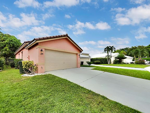 2nd image of 614 Lake Wellington Drive