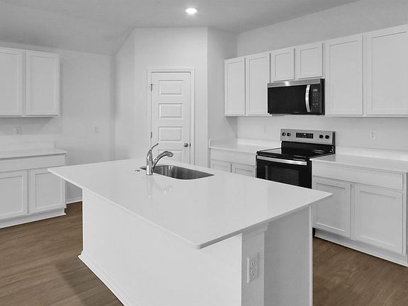 3rd image of 111 E Sunbelt Ct