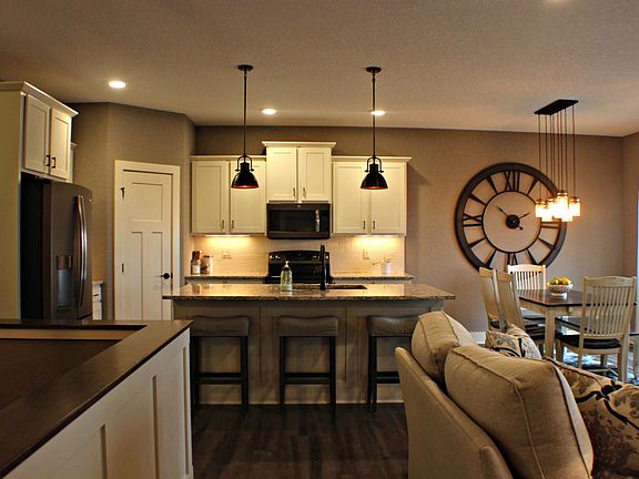 3rd image of 494 NW Autumn Crest Dr