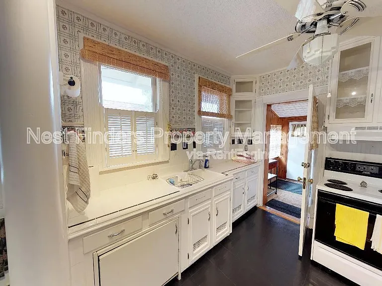 2044 Forbes St — Photo 13