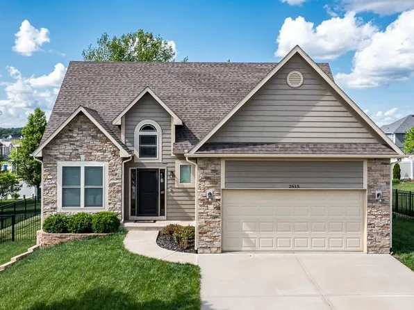 2615 E Stone Creek Ave, Tonganoxie, KS 66086