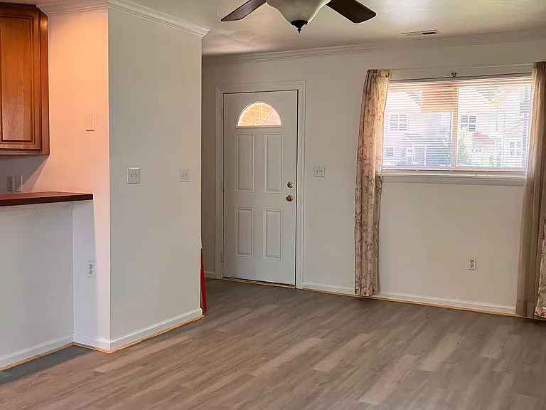 410 S Division St — Photo 3