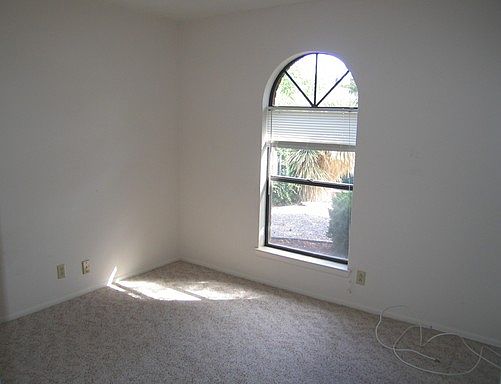 4th image of 8216 Eddy Ave NE