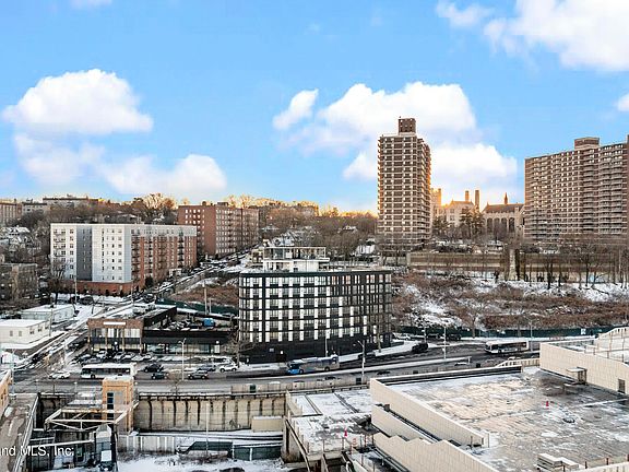 3rd image of 5 Stuyvesant Pl #7I