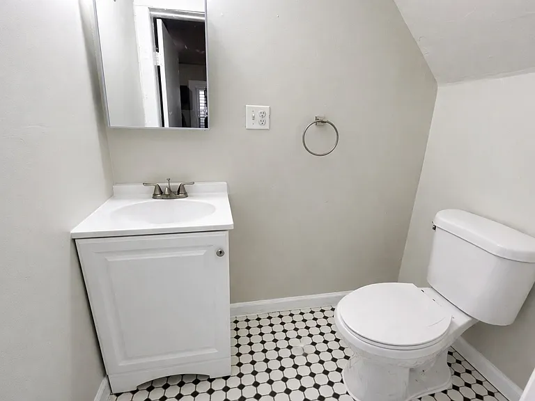 23-25 Cedar Ave — Photo 8