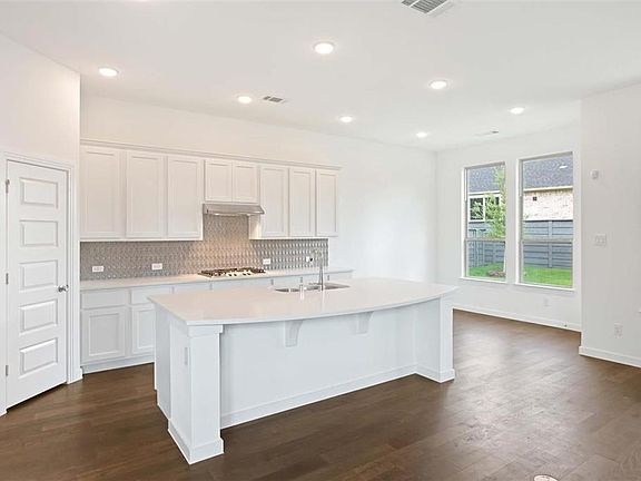 2nd image of 717 Parkland Dr